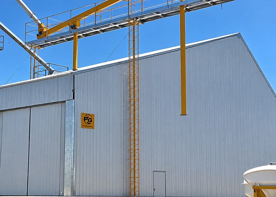 Columnas de apoyo sosteniendo pasarela elevada en galpón PG Metalúrgica