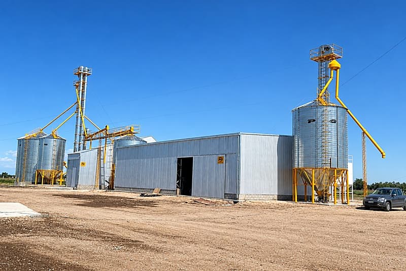 Galpón de PG Metalúrgica con silos