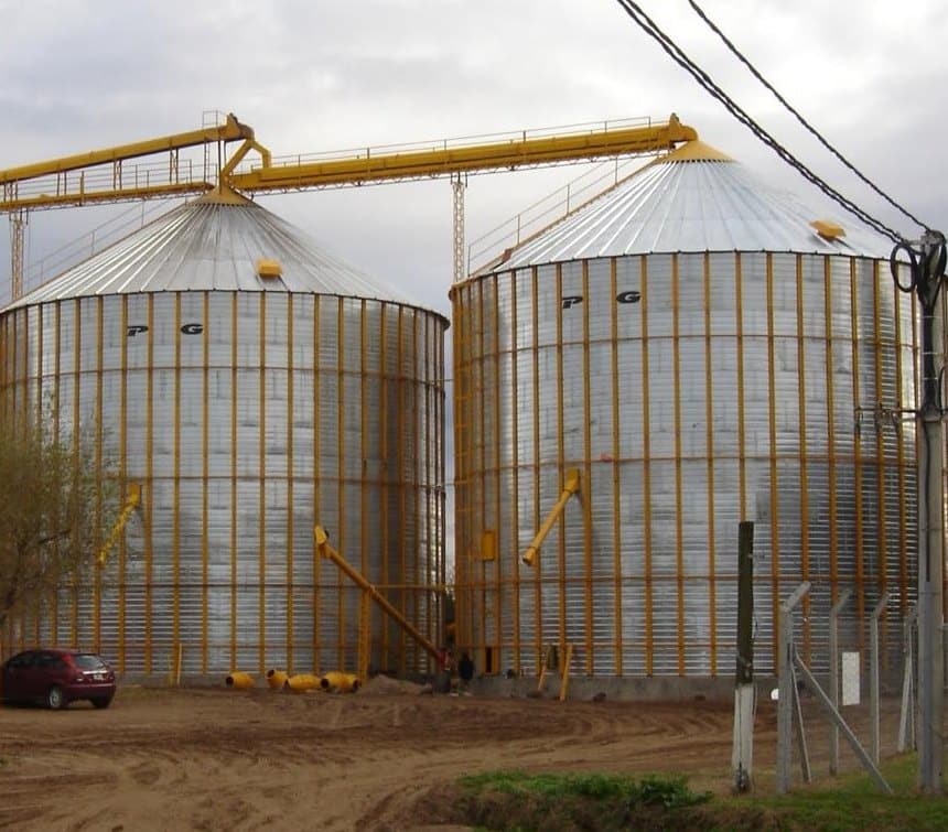 Silos de base de hormigón PG Metalúrgica con descarga lateral