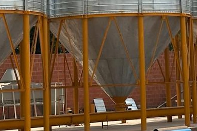 Batea sinfín PG Metalúrgica debajo de los conos de los silos