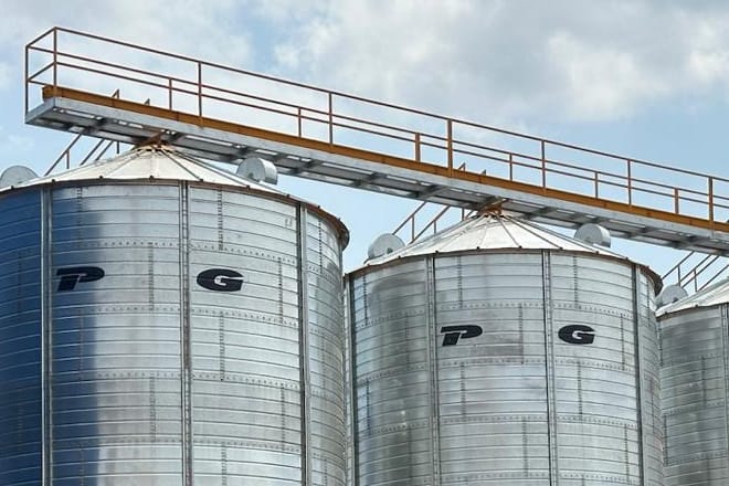 Batea sinfín PG Metalúrgica sobre los silos, bajo la pasarela de atención
