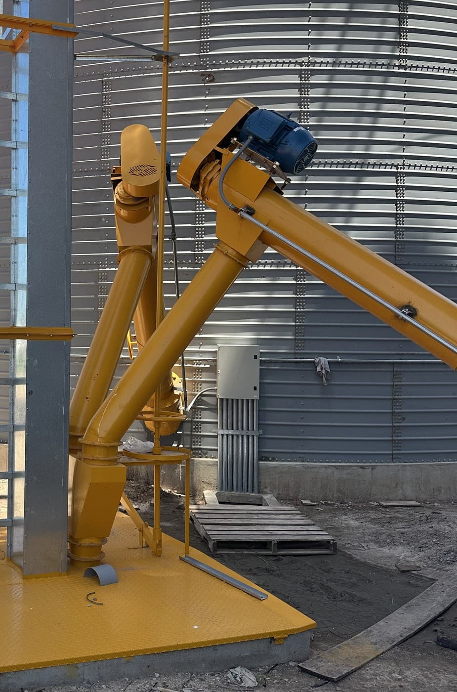 Sinfín extractor inclinado con motorreductor junto a silo
