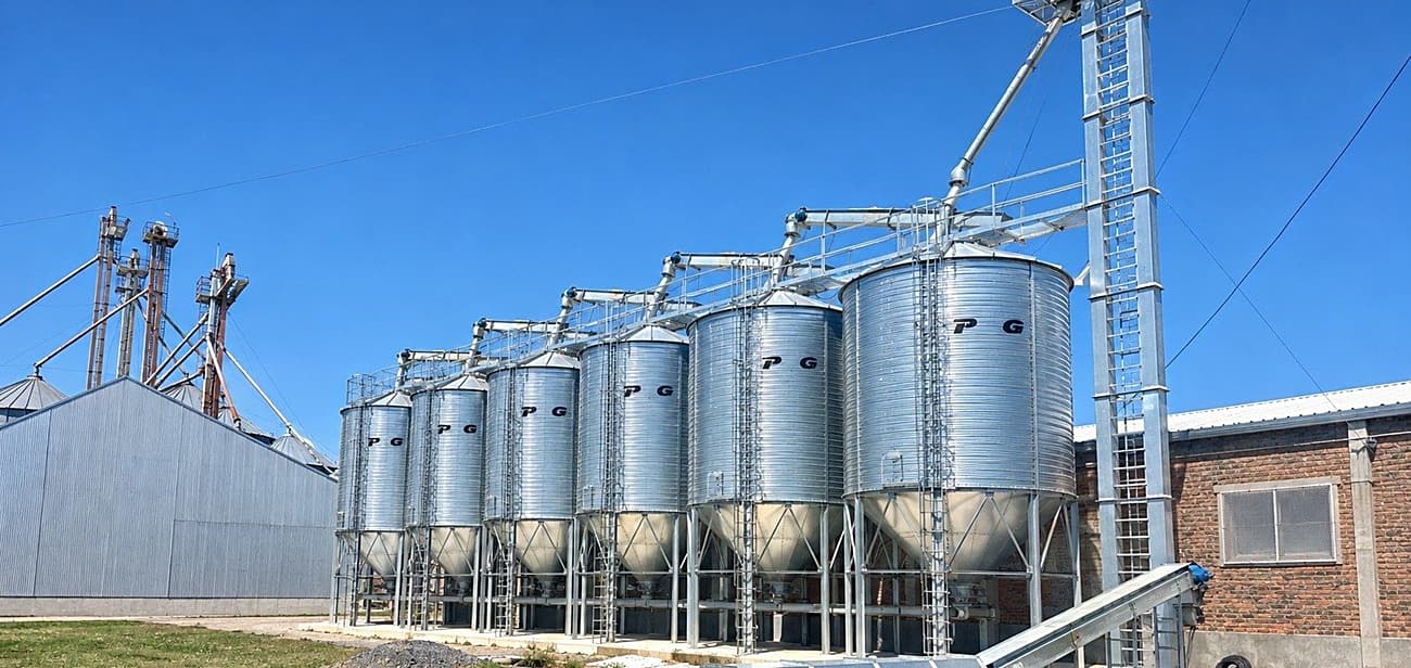 Silos de base elevada en campo