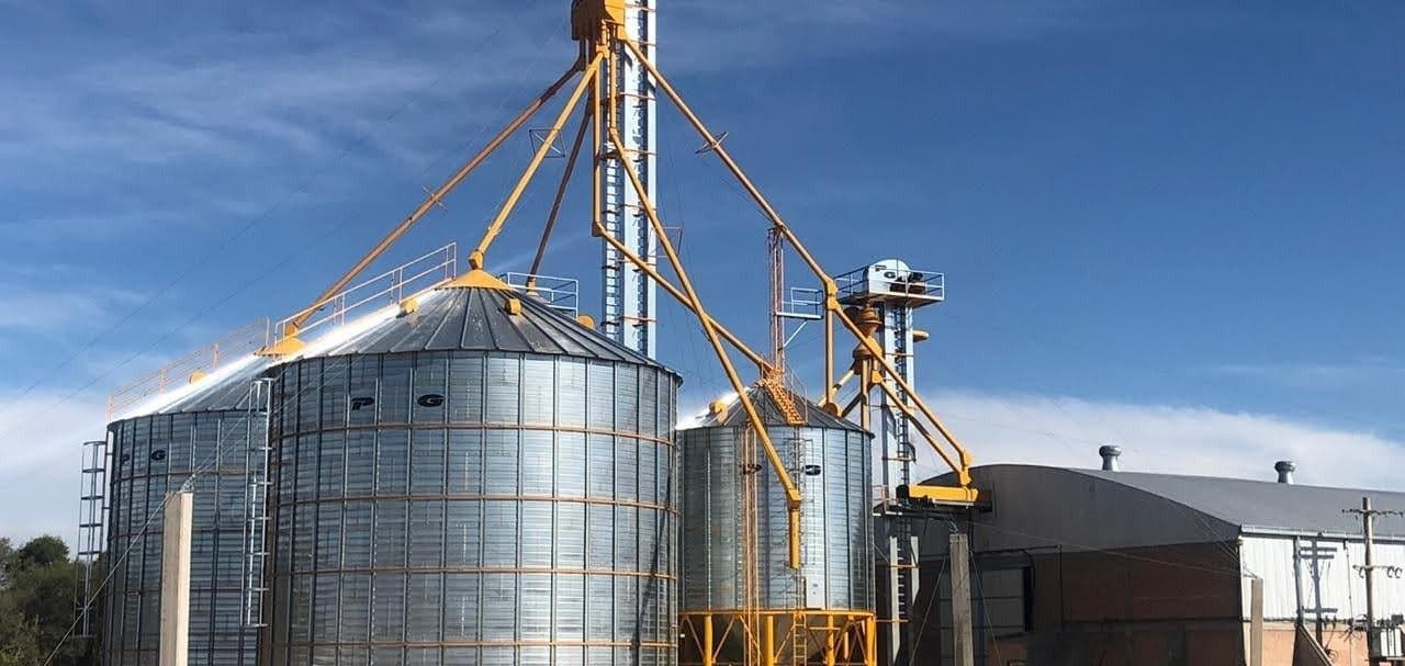 Silos PG con noria y camioneta