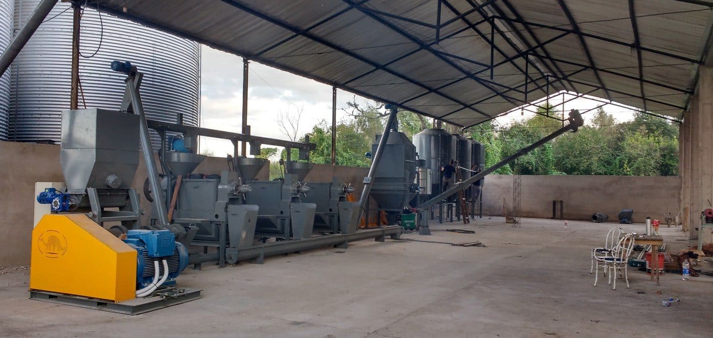 Línea de prensas en planta de extracción