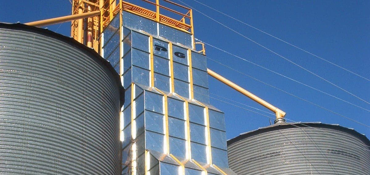 Elevador y secadora PG entre silos