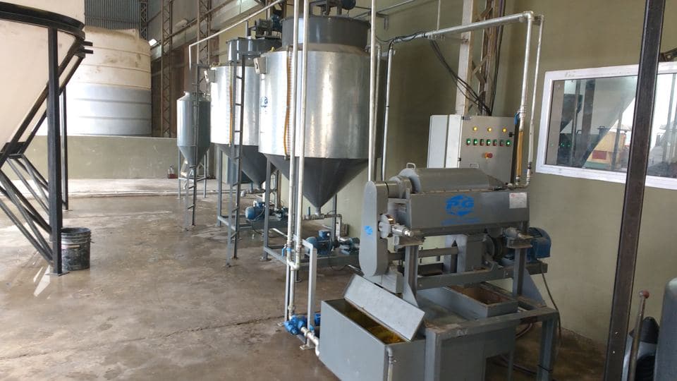 Tanques de proceso y filtro prensa en planta de aceite
