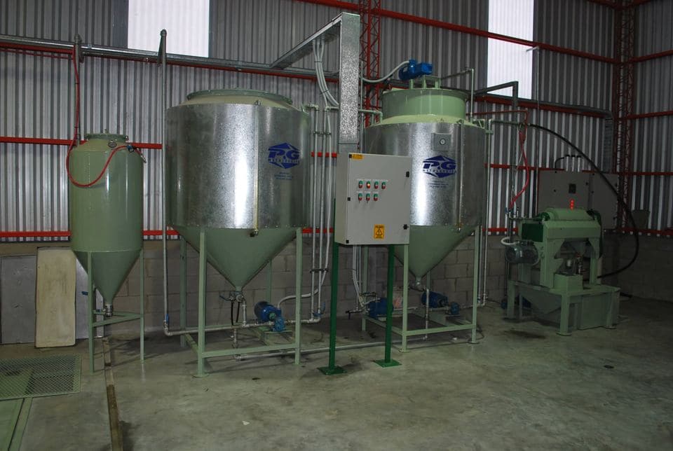 Tanques de decantación y filtro en planta de extracción